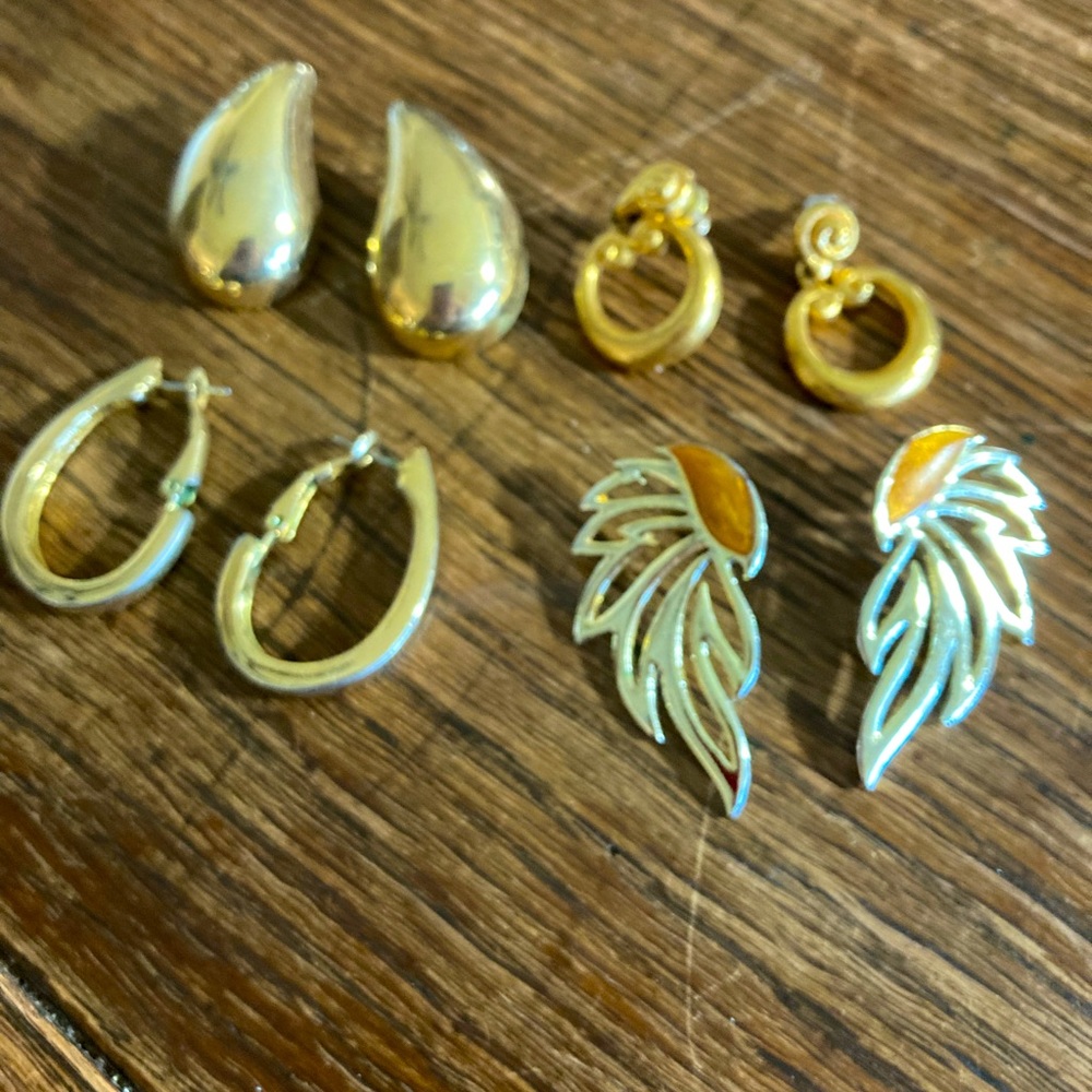 4 pairs of pierced ear earrings